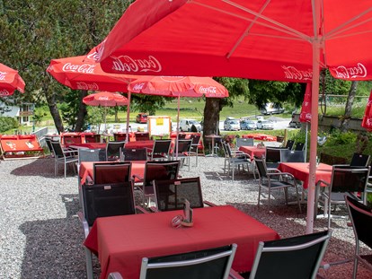 Pensionen - Radweg - Österreich - Unser herrrlicher Gastgarten lädt zum Verweilen ein, genießen ein kühles Getränk oder eine unserer leckern Speisen! - Hotel-Pension Marmotta