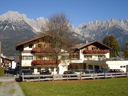 Pensionen - WLAN - Tirol - Die Südseite unseres Hauses mit dem Wilden Kaiser im Hintergrund. - Frühstückspension Appartements Steinbacher****
